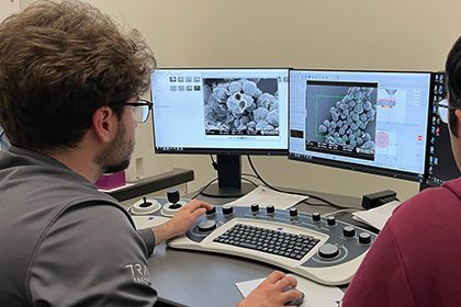 Trainees working at the electron microscope. 